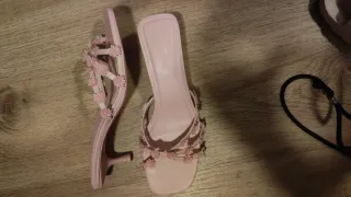 Sandalias rosas con flores