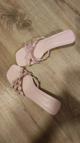 Sandalias rosas con flores