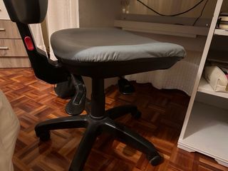 Silla de oficina ergonómica gris