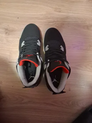 Zapatillas Jordan Negras y Rojas