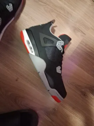 Zapatillas Jordan Negras y Rojas