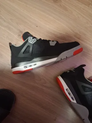 Zapatillas Jordan Negras y Rojas