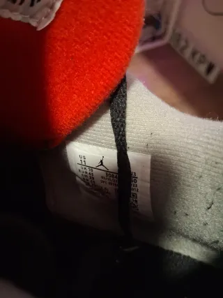 Zapatillas Jordan Negras y Rojas