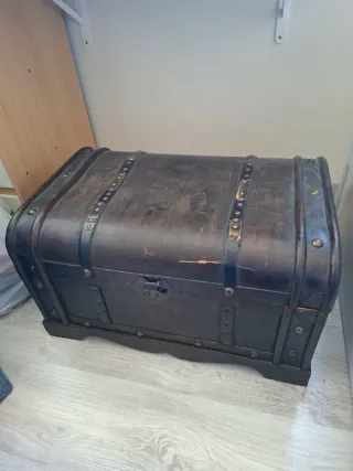 Baúl antiguo estilo pirata