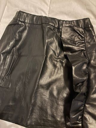 Falda efecto cuero negra