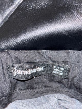 Falda efecto cuero negra