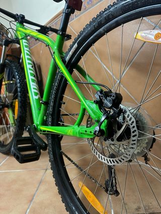 Bicicleta da mountain bike Specialized Rockhopper MTB verde