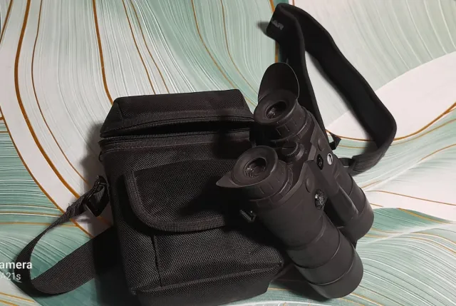 Prismáticos nocturnos con funda