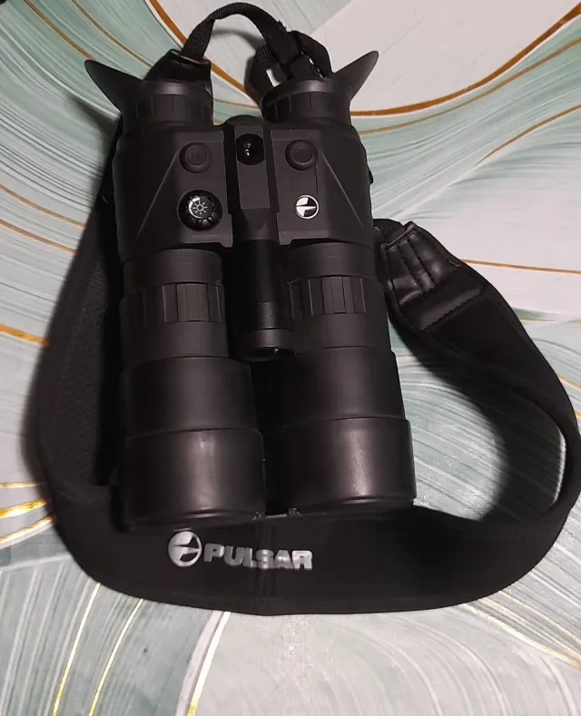 Prismáticos nocturnos con funda