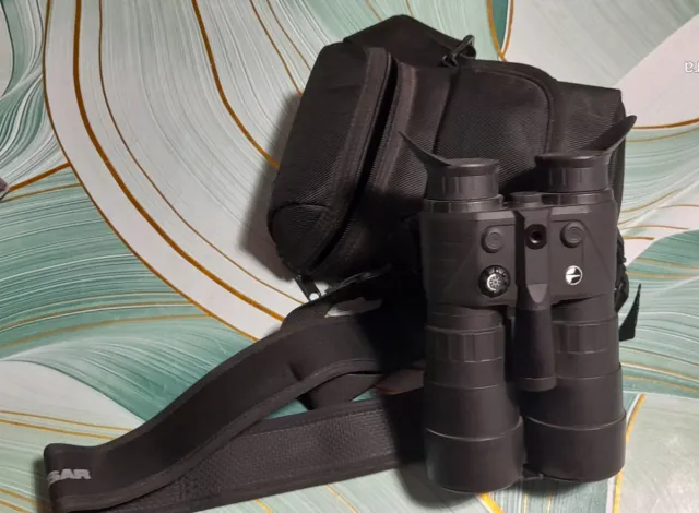 Prismáticos nocturnos con funda