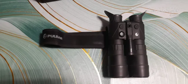 Prismáticos nocturnos con funda