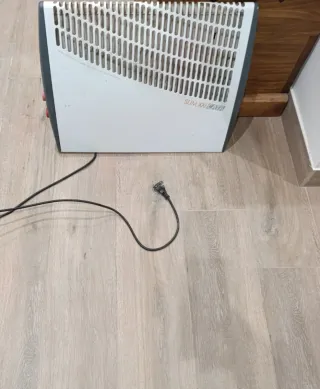 Estufa eléctrica . Se puede colgar en pared