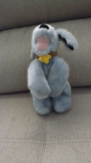 Peluche perro gris con collar amarillo