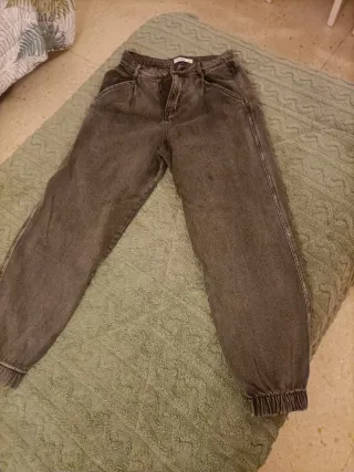 Pantalón vaquero negro desgastado