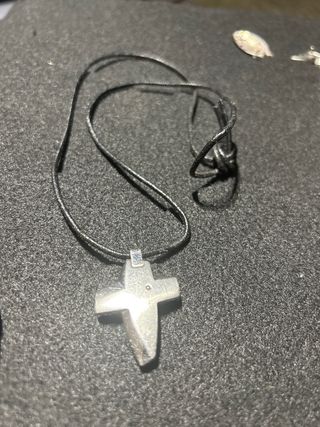 Colgante Cruz Lotus Acero y Cordón Cuero