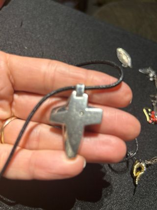 Colgante Cruz Lotus Acero y Cordón Cuero