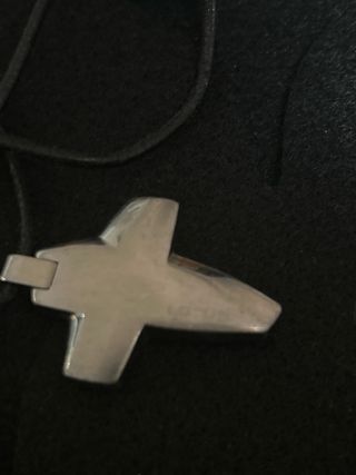 Colgante Cruz Lotus Acero y Cordón Cuero