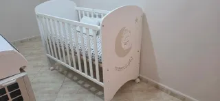 Cuna blanca infantil con diseño de luna