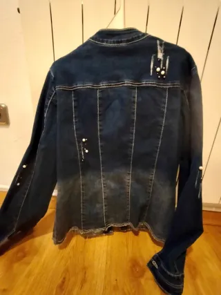 Chaqueta tejana con perlas