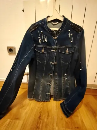 Chaqueta tejana con perlas