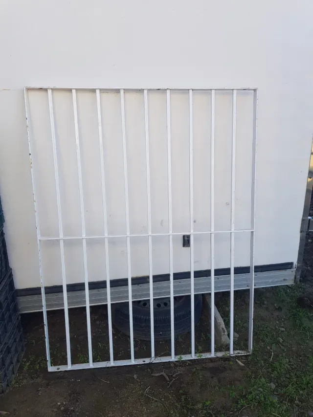 Reja de hierro blanca de 115 x 149 cm