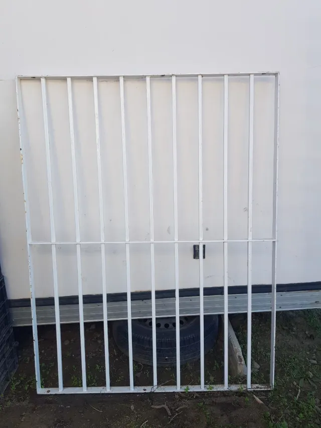 Reja de hierro blanca de 115 x 149 cm