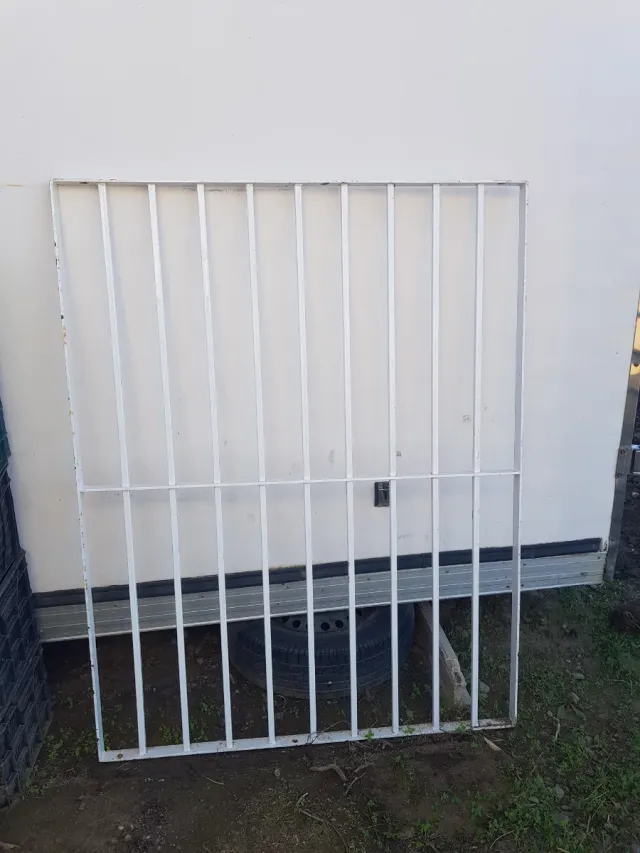 Reja de hierro blanca de 115 x 149 cm