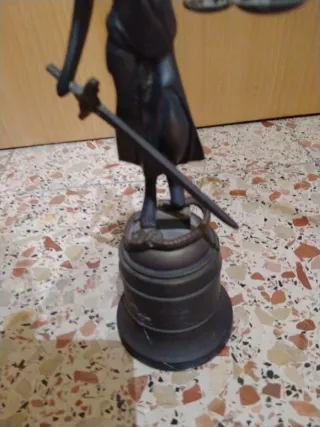 Figura de metal de la justicia