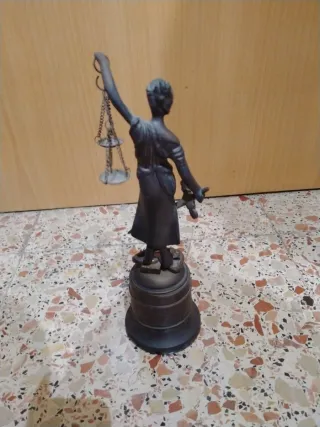 Figura de metal de la justicia