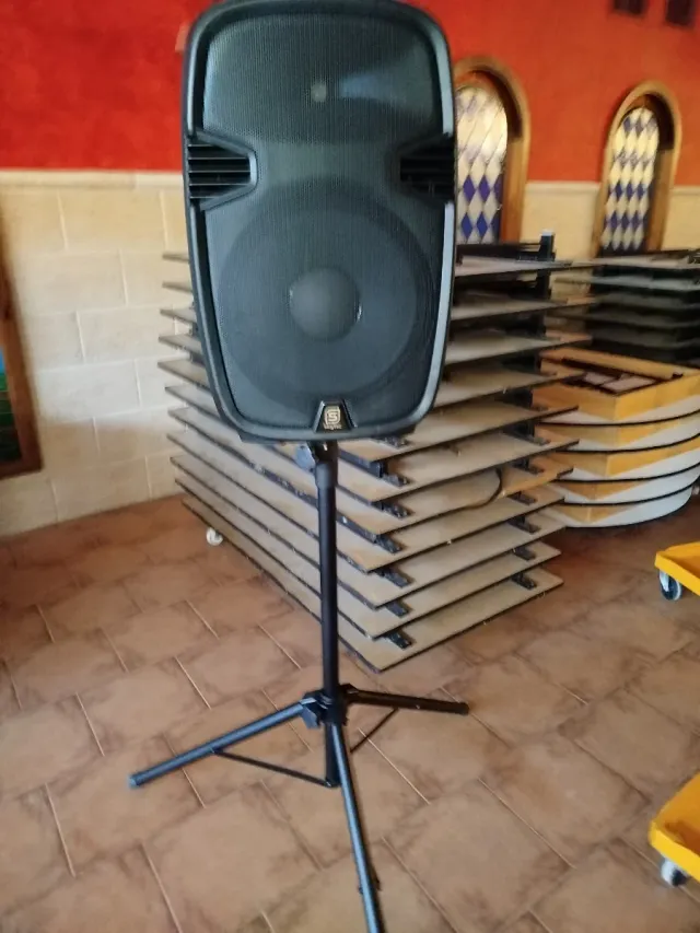 Alto-falante preto com base