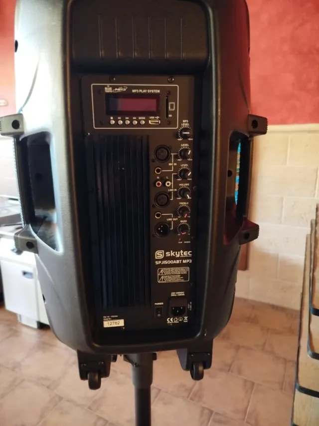 Alto-falante preto com base