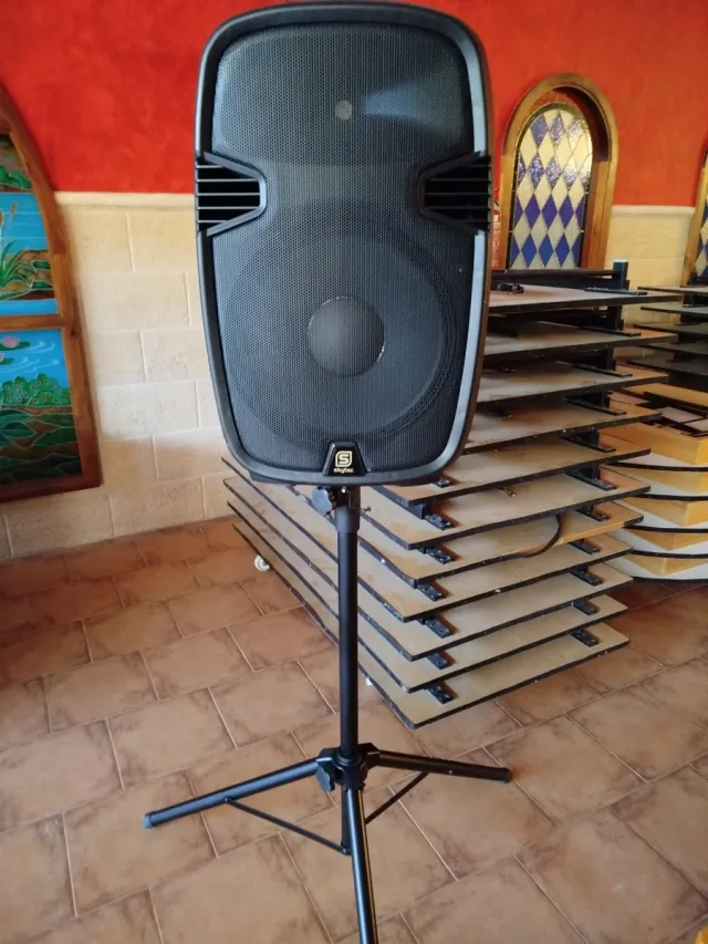 Alto-falante preto com base