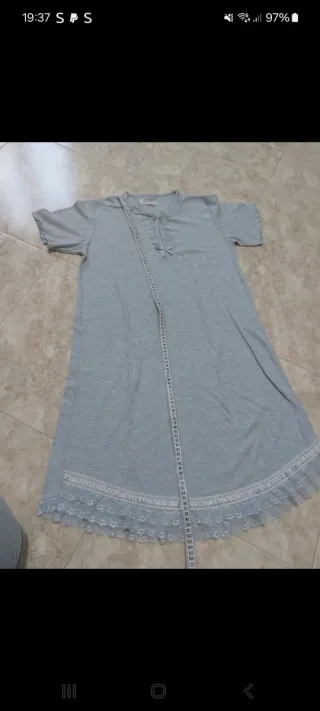 Camicia da notte grigia con pizzo