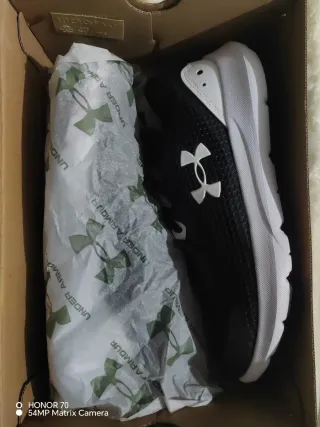 Zapatillas deportivas Under Armour negras y blanca