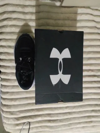 Zapatillas deportivas Under Armour negras y blanca