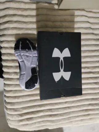 Zapatillas deportivas Under Armour negras y blanca