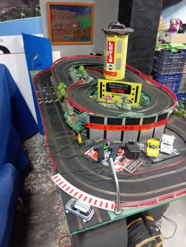 Pista Scalextric o maqueta con coches y accesorios