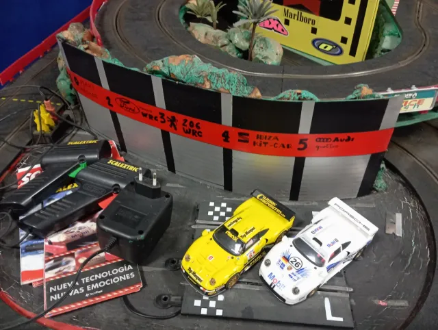 Pista Scalextric o maqueta con coches y accesorios