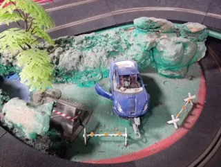 Pista Scalextric o maqueta con coches y accesorios