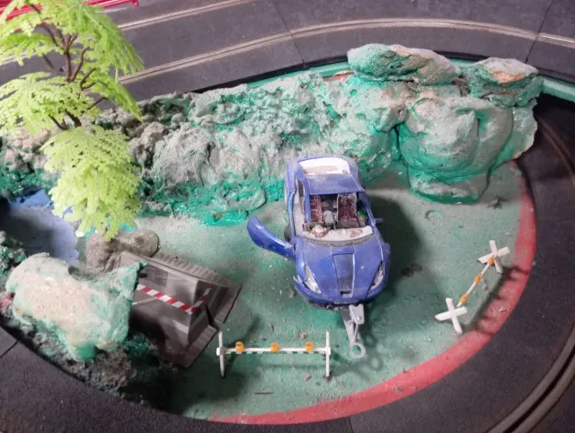 Pista Scalextric o maqueta con coches y accesorios