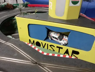 Pista Scalextric o maqueta con coches y accesorios