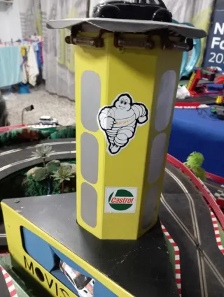 Pista Scalextric o maqueta con coches y accesorios