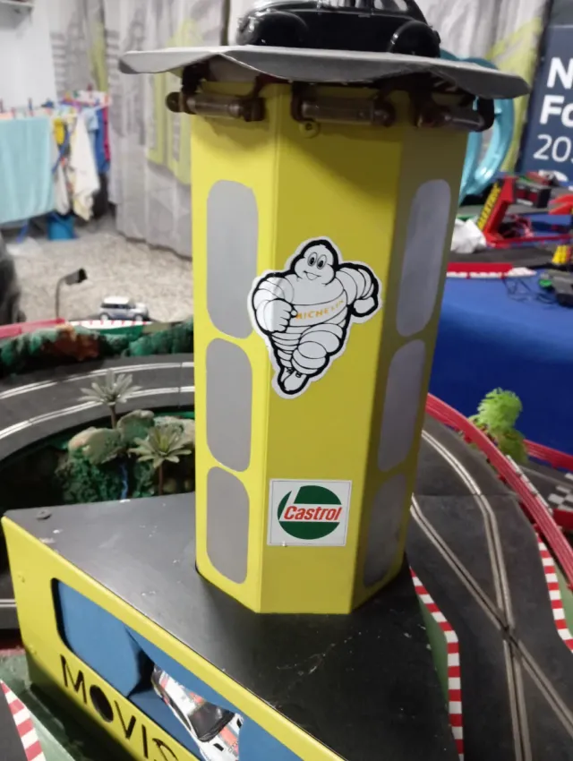 Pista Scalextric o maqueta con coches y accesorios