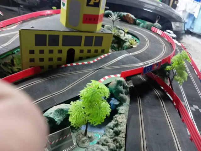 Pista Scalextric o maqueta con coches y accesorios