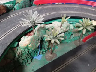 Pista Scalextric o maqueta con coches y accesorios