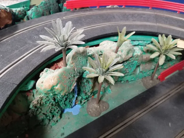 Pista Scalextric o maqueta con coches y accesorios