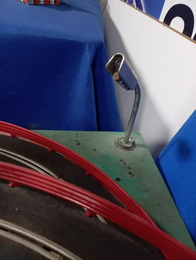 Pista Scalextric o maqueta con coches y accesorios