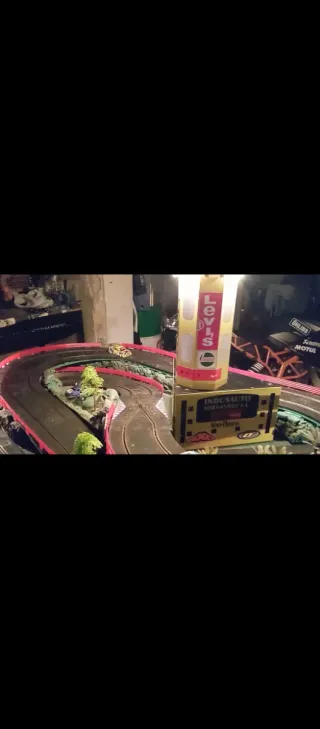 Pista Scalextric o maqueta con coches y accesorios