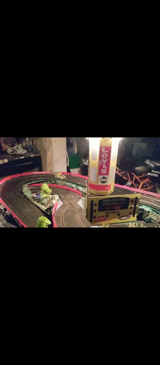 Pista Scalextric o maqueta con coches y accesorios
