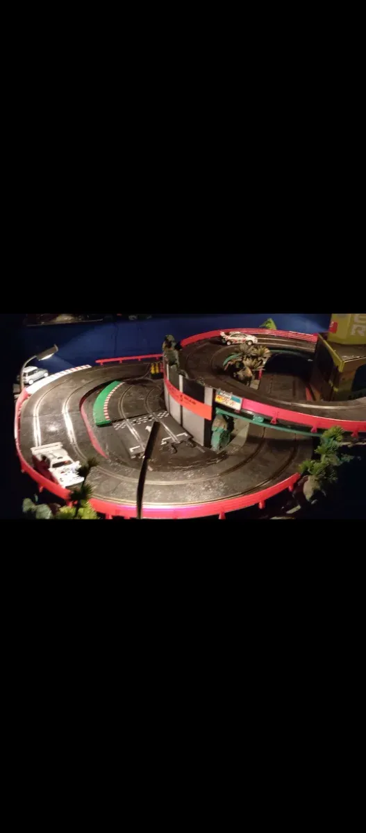 Pista Scalextric o maqueta con coches y accesorios
